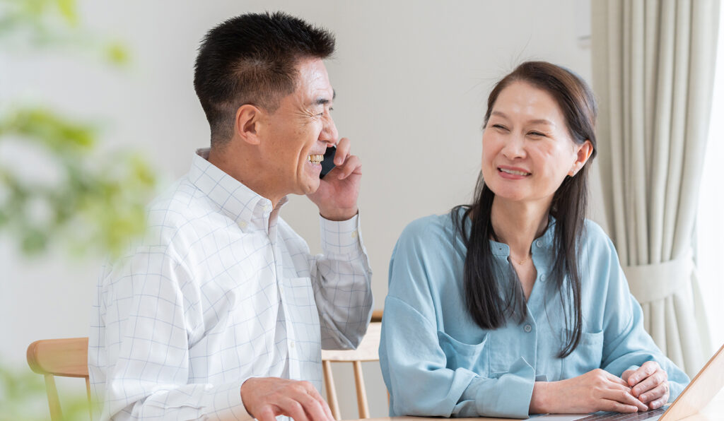 予約の電話をする夫婦